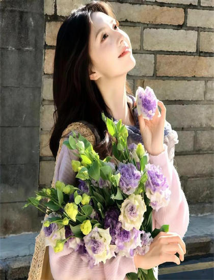 深度探索：《皇后娘娘万福金安》的哲学思考与人生智慧——一次全面的艺术分析