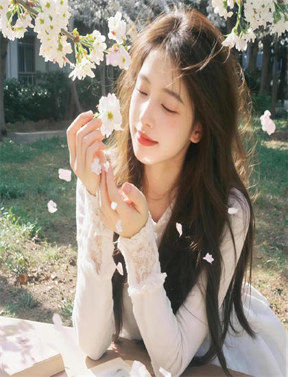 《花杆王》叙事手法解析：时间线安排与视角切换技巧探讨